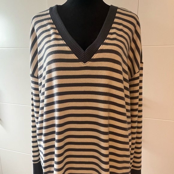 NWT Loft contrast V-neck striped sweater in Large - Picture 6 of 6